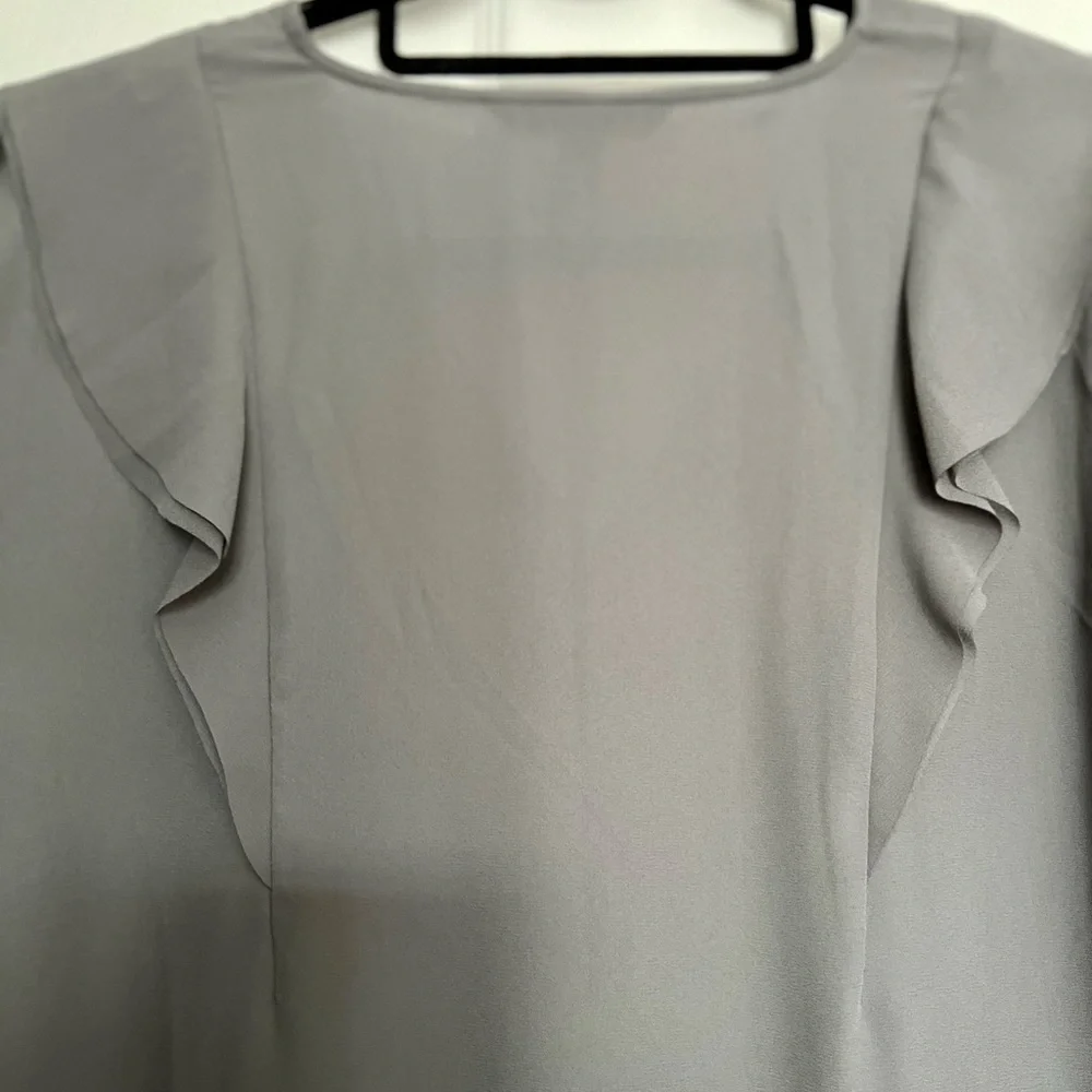 BANANA REPUBLIC Crepe Flounce Blouse-Gray-Size Small Petite - Picture 6 of 6